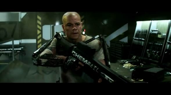 銃を構え、必死の形相で戦うマックス