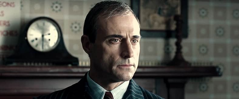 スチュワート・メンジーズ（マーク・ストロング）