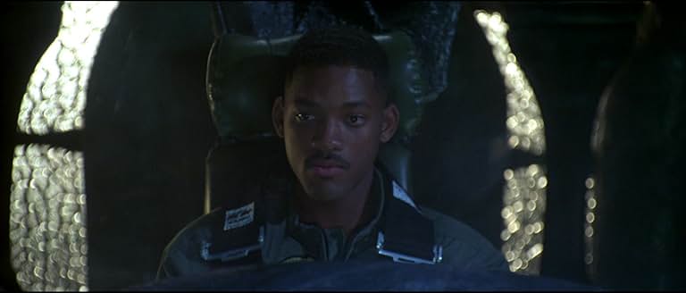 墜落したエイリアン戦闘機の前で葉巻をくわえるヒラー大尉