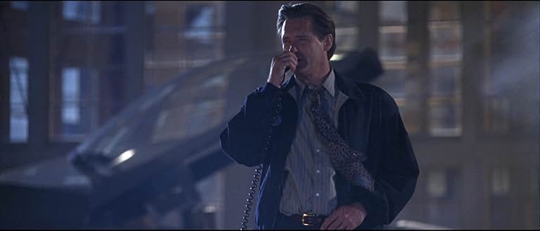 演説台に立ち、兵士たちを鼓舞するホイットモア大統領