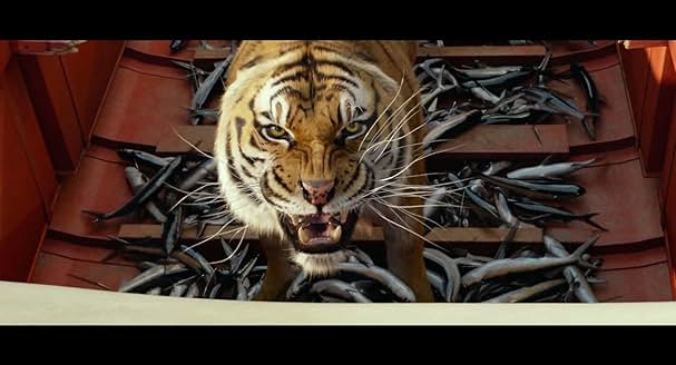 ボートの上で牙をむき出しにして威嚇するリチャード・パーカー