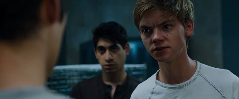 砂漠でトーマスに優しく語りかけるニュート