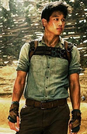 武器を構えて砂漠を走る、頼れる兄貴分ミンホ