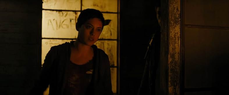 ショートカットで意志の強さを感じさせる女性、ブレンダ