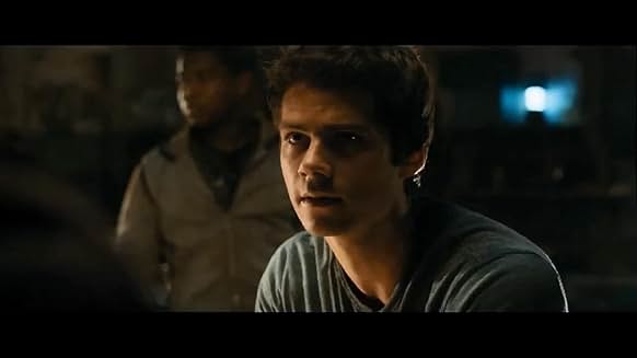 厳しい表情で仲間たちに指示を出すリーダーのトーマス