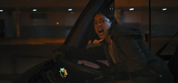 バスを運転し、敵の追跡を振り切ろうとするブレンダ