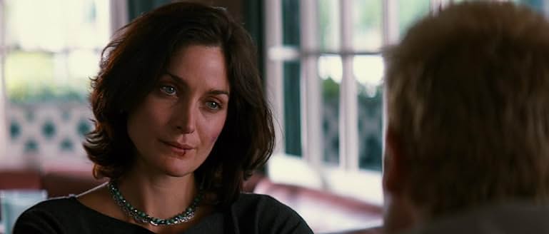 バーカウンター越しにレナードを見つめる、ミステリアスな女性ナタリー