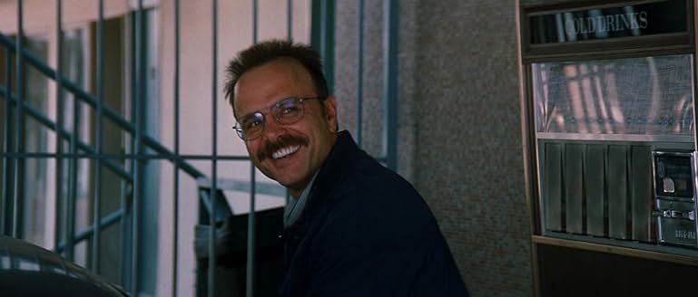 笑顔でレナードに話しかけるが、どこか胡散臭い男テディ