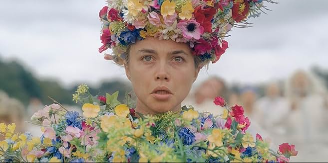 花冠を被り、呆然とした表情で立ち尽くすダニー