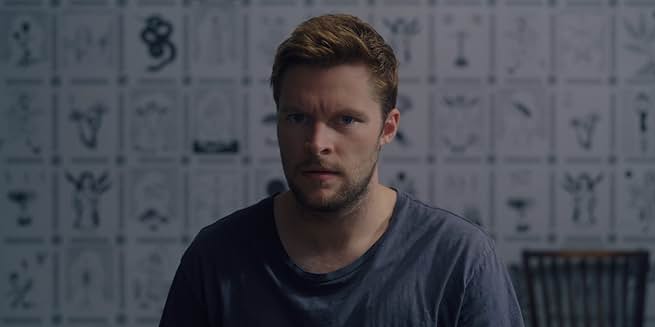 困惑した表情で村の儀式を見つめるクリスチャン