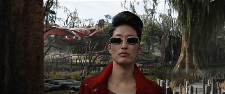 赤い飛行船「ジェニー・ハニヴァー号」を操縦するアナ・ファン