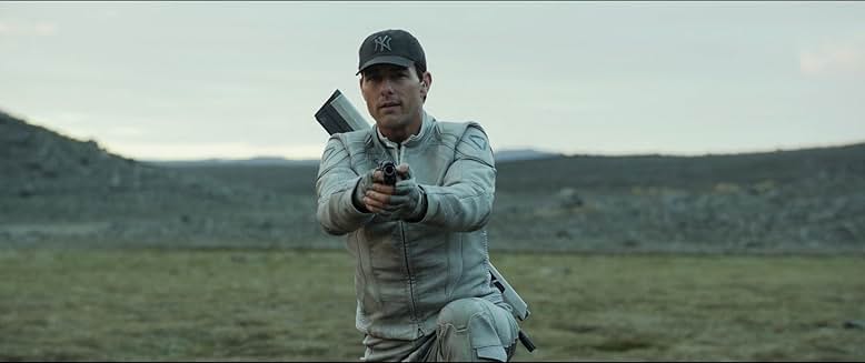 白いスーツに身を包み、ライフルを構えて警戒するジャック