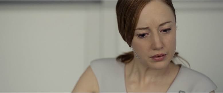 スカイタワーの指令室でテットと通信を行うヴィクトリア