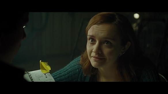 赤いバイク「金田のバイク」にまたがり、クールに決めるアルテミス