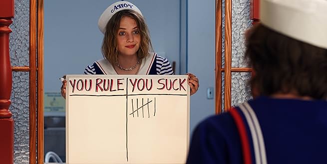 ホワイトボードを使ってロシア語の暗号を解読する新キャラクターのロビン