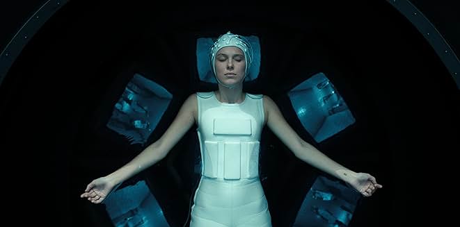 研究所のタンクの中で、過去の記憶と向き合う坊主頭のイレブン