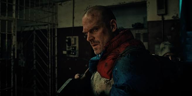 極寒のロシアの刑務所で、痩せこけた姿で戦うホッパー