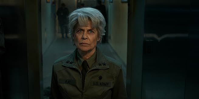 軍服を着て冷酷な指示を出すケイ博士