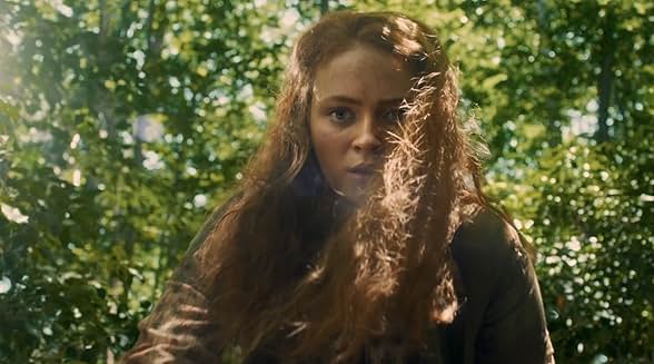 病院のベッドで昏睡状態にあるマックスの手を握るルーカス