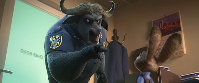 腕を組み、厳しい表情で命令を下すスイギュウのボゴ署長